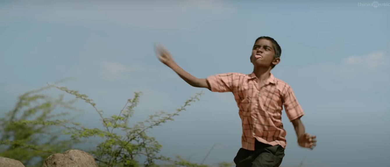 बस को रोकने के लिए पत्थर मारता बीमार मां का बच्चा. बस को रोकने के लिए पत्थर मारता बीमार मां का बच्चा.