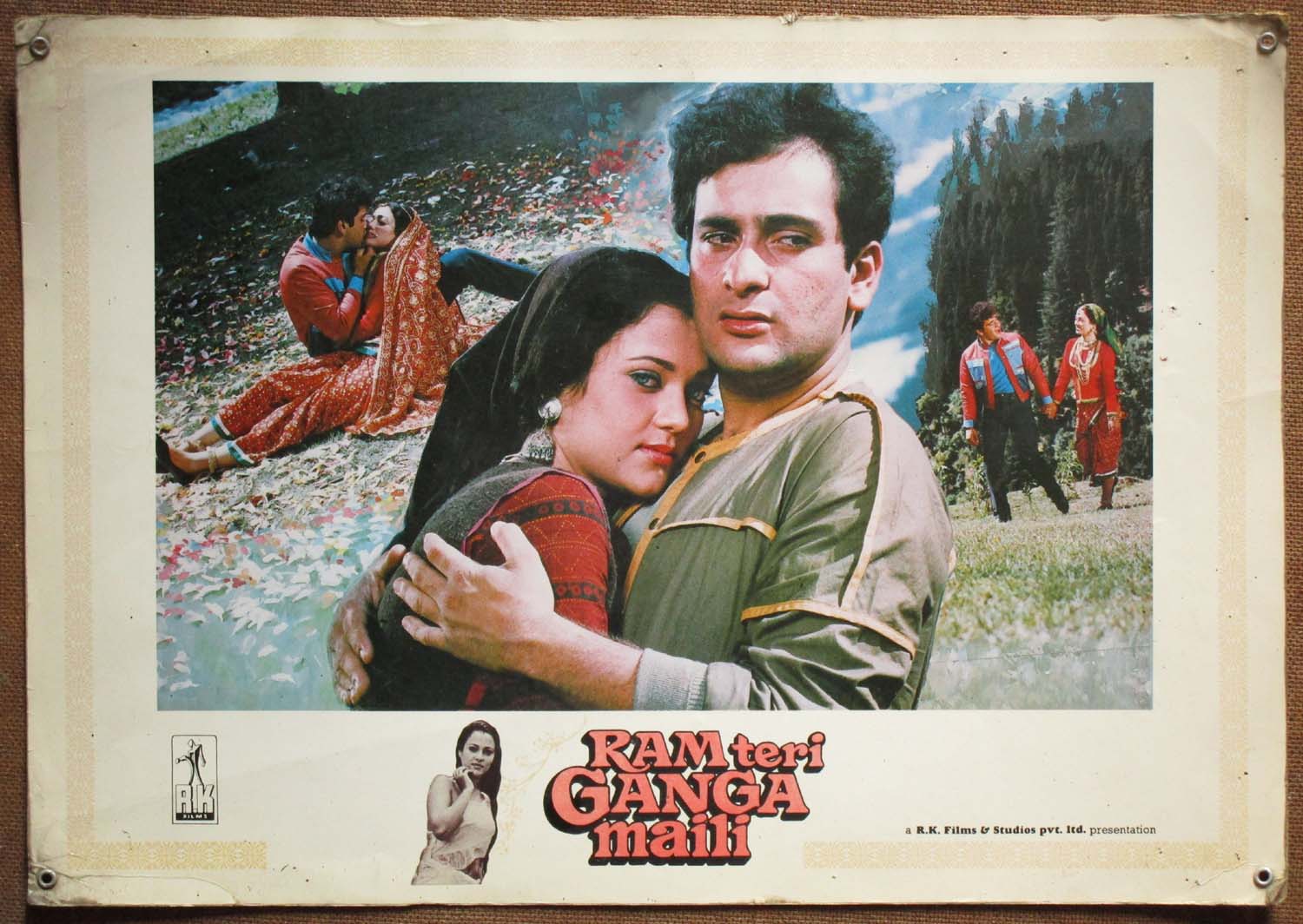 फिल्म 'राम तेरी गंगा मैली' के पोस्टर पर अपने लीडिंग मैन राजीव कपूर के साथ मंदाकिनी. फिल्म 'राम तेरी गंगा मैली' के पोस्टर पर अपने लीडिंग मैन राजीव कपूर के साथ मंदाकिनी.