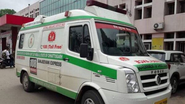 बहुत सारे लोग मदद के कामों में भी जुटे हैं. फोटो- आजतक Ambulence
