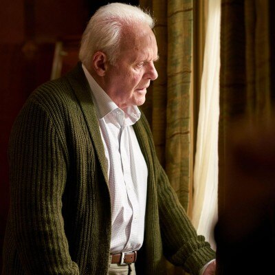 एक पिता जिसके हकीकत और वास्तविकता का फ़र्क धुंधला पड़ता जा रहा है. Anthony Hopkins