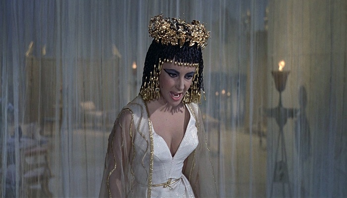 साल 1963 में आई फिल्म Cleopatra में Elizabeth Taylor ने लीड किरदार निभाया था. (यूट्यूब स्क्रीनग्रैब) साल 1963 में आई फिल्म Cleopatra में Elizabeth Taylor ने लीड किरदार निभाया था. (यूट्यूब स्क्रीनग्रैब)