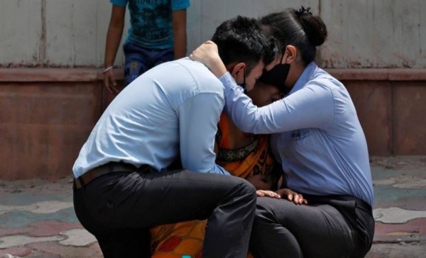 तस्वीर दिल्ली के एक अस्पताल के बाहर की है. अपने परिजन को खोने बाद रोता बिलखता परिवार. (फोटो-रॉयटर्स) Corona Death