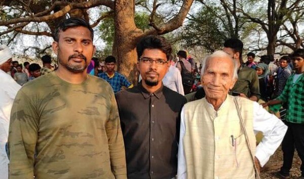राकेश्वर सिंह (बाएं) के साथ धर्मपाल सैनी (दाएं) और एक अन्य व्यक्ति. (तस्वीर- जितेंद्र सिंह, आजतक) Dharampal Saini