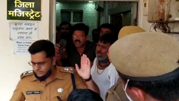 SSP के साथ विधायक की बहस भी हुई. फोटो- आजतक Dhiraj Ojha 2