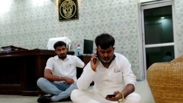 डीएम ऑफिस पर धरने पर बैठे विधायक. फोटो- आजतक Dhiraj Ojha