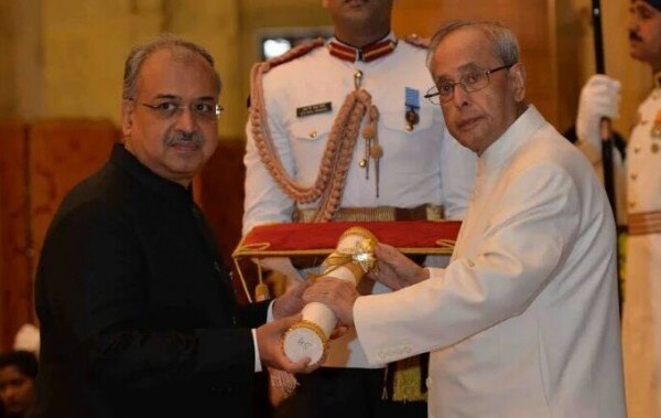 दिलीप सांघवी (बाएं). तस्वीर- twitter@SunPharma_Live) Dilip Shanghvi