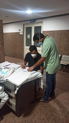 ड्यूटी पर डॉ. अनुभव. Dr. Anubhav