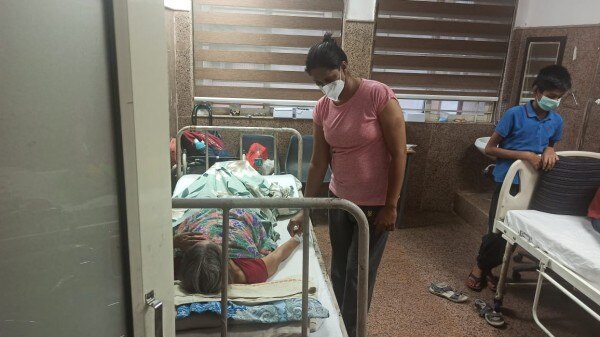 मरीज की पल्स चेक करती डॉ. अनुराधा. Dr. Anuradha