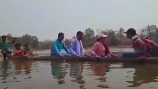 नाव से नदी पार करके गांव पहुंची थीं डॉक्टर सरिता. (फोटो- एस करिमुद्दीन) Dr Sarita Manhar (2)