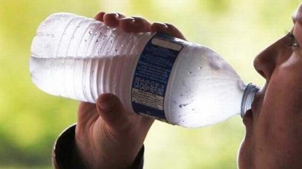 पानी पीने में कोई कंजूसी नहीं करनी. फोटो - इंडिया टूडे फाइल Drinking Water