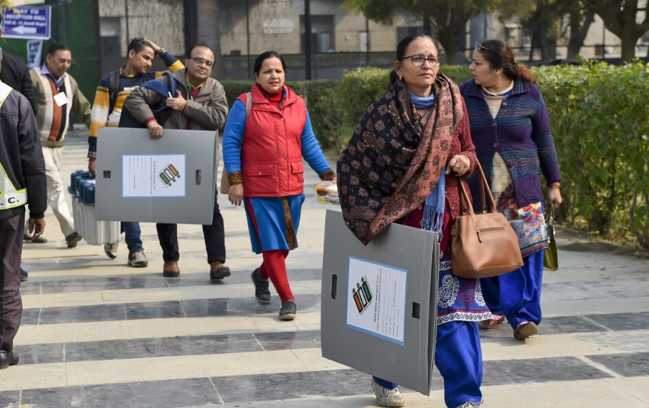 ज़िला मुख्यालय से सामान लेकर मतदान केंद्र जाते अधिकारी (PTI) Evm 2