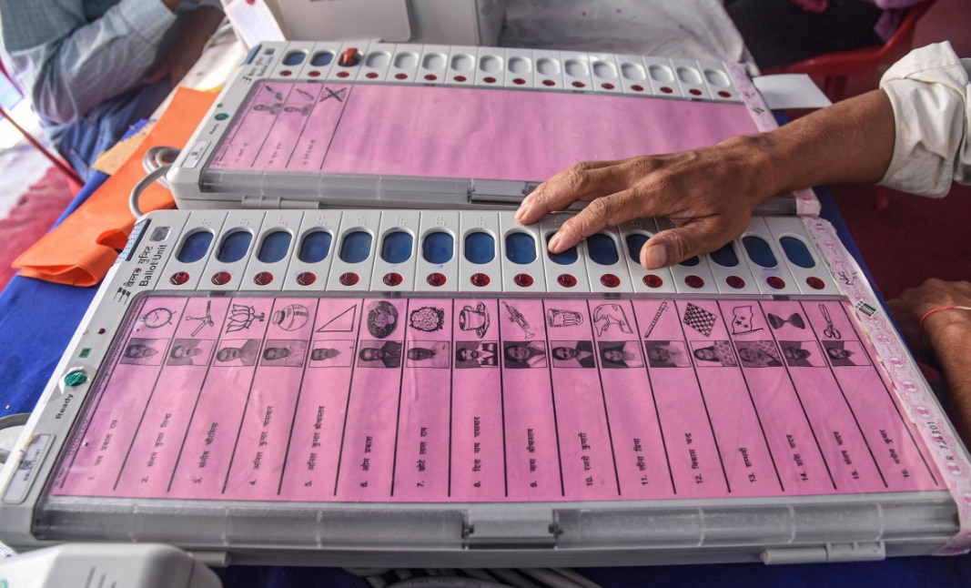 मॉक पोलिंग से ये तय होता है कि मशीन सही से काम कर रही है और सभी पोलिंग एजेंट पोलिंग प्रक्रिया से संतुष्ट हैं (PTI) Evm 3