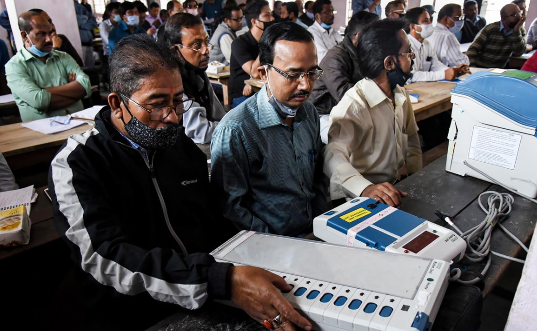 ट्रेनिंग के दौरान चुनाव अधिकारी (PTI) Evm 4