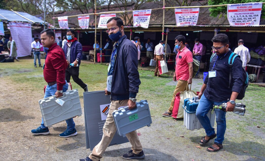 पीठासीन अधिकारी के पास अपने पोलिंग बूथ और EVM की सारी ज़िम्मेदारी होती है, जिसके तहत वो मतदान कांडक्ट करवाता है (PTI) Evm 6