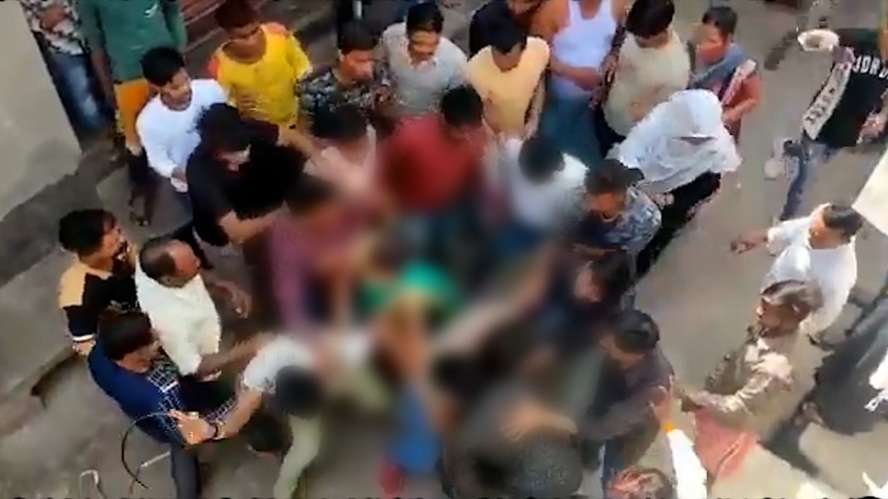 बरेली में एक लड़की और लड़के को भीड़ ने पीटा. फोटो उसी घटना के वीडियो से लिया गया है. बरेली में एक लड़की और लड़के को भीड़ ने पीटा. फोटो उसी घटना के वीडियो से लिया गया है.