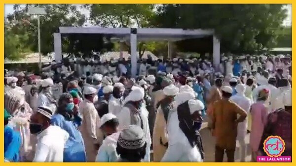 कोरोना के सख्त नियम-कायदों के बावजूद जैसलमेर के झबरा गांव में 10 हजार से ज्यादा लोग दिवंगत गाजी फकीर को अंतिम श्रद्धांजलि देने जमा हुए. (फोटो-आजतक) Jaisalmer Corona Crowed