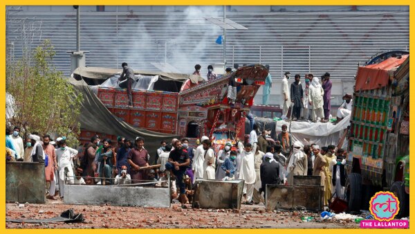 TLP के लोगों ने कई पुलिसकर्मियों को अगवा भी कर लिया गया था जिन्हें अब रिहा कर दिया गया है. (तस्वीर: एपी) Lahore Fresh Protest