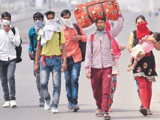 पिछले साल मार्च के आखिर में लगे लॉकडाउन की वजह से देश भर में लाखों मजदूरों को पैदल ही अपने घर वापस जाना पड़ा था. (फोटो: PTI) Lockdown