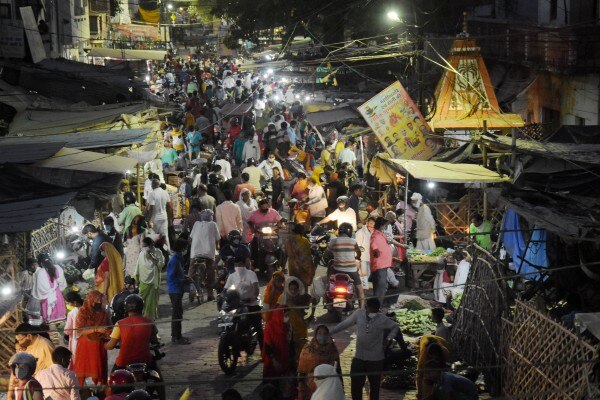 हाईकोर्ट के फैसले के बाद लखनऊ में लोग जरूरी समान लेने के लिए निकल पड़े (फोटो-PTI) Complete Lockdown In Lucknow