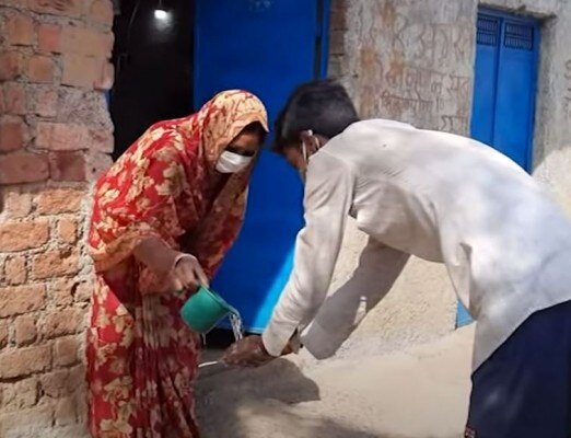 गांव में हर घर के सामने पानी की बाल्टी और साबुन रखा रहता है. Madhya Pradesh Village During Covid 19