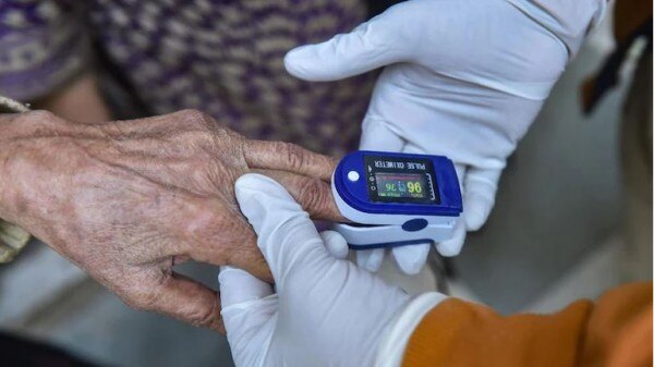 लगातार अपने ऑक्सीजन लेवल को मॉनिटर करते रहिए. Oximeter