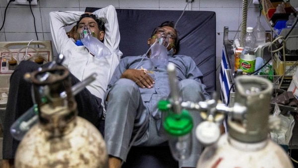 देशभर से ऑक्सीजन की कमी को लेकर खबरें आ रही हैं. फोटो- आजतक Oxygen Shortage