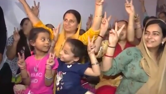 राकेश्वर सिंह की वापसी की खुशी के बाद उनका परिवार. (तस्वीर- आजतक/इंडिया टुडे) Pic