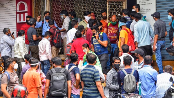 पुणे में रेमडेसिविर के लिए परेशान लोगों की भीड़. फोटो- PTI Pune