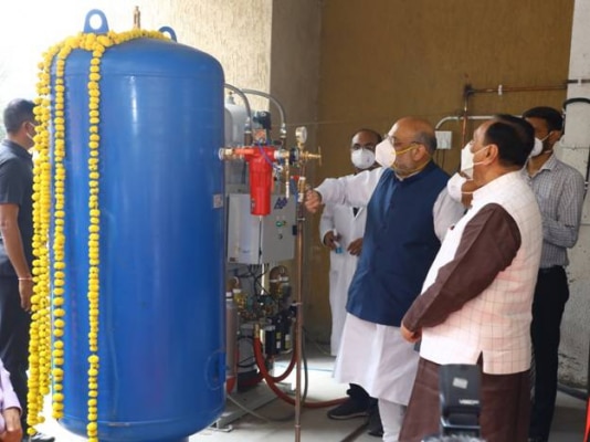 गृह मंत्री अमित शाह ने हाल ही में गुजरात के गांधीनगर में कोलावड़ा स्थित एक कोविड-19 समर्पित अस्पताल में PSA ऑक्सीजन संयंत्र का उद्घाटन किया था. Shah