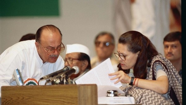 1998 में रातोंरात सीताराम केसरी (बीच में) को हटाकर उनकी जगह सोनिया गांधी को कांग्रेस अध्यक्ष बनवाने में अर्जुन सिंह की बड़ी भूमिका थी. 1998 में रातोंरात सीताराम केसरी (बीच में) को हटाकर उनकी जगह सोनिया गांधी को कांग्रेस अध्यक्ष बनवाने में अर्जुन सिंह की बड़ी भूमिका थी.