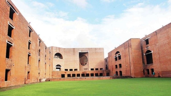 2006 में किए गए प्रावधान के बाद आईआईएम अहमदाबाद जैसे संस्थान भी आरक्षण के दायरे में आ गए. 2006 में किए गए प्रावधान के बाद आईआईएम अहमदाबाद जैसे संस्थान भी आरक्षण के दायरे में आ गए.