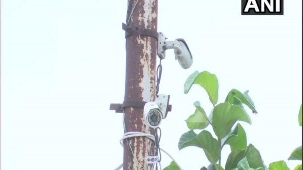 गोरखपुर जिले की छितौना पंचायत ने अपने इलाके में CCTV कैमरा लगवाया है. फ़ोटो क्रेडिट : ANI गोरखपुर जिले की छितौना पंचायत ने अपने इलाके में CCTV कैमरा लगवाया है. फ़ोटो क्रेडिट : ANI