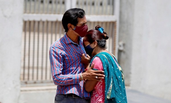 अहमदाबाद के सिविल अस्पताल के बाहर रोते एक मृतक के रिश्तेदार. (तस्वीर- पीटीआई) Untitled