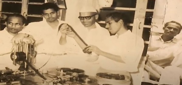 बंबई के शुरुआती दिनों में वामन की तस्वीर. फोटो - यूट्यूब Waman Bhonsle Mumbai Days