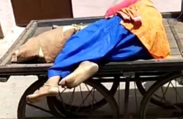 महिला के पति की सूझ-बूझ पर गर्व होना चाहिए, और सिस्टम की लाचारी पर शर्म. Woman On Thela