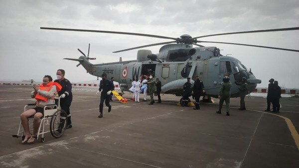 P305 में फंसे लोगों को हेलिकॉप्टर की मदद से निकाला गया. (फ़ोटो: AP) P305 में फंसे लोगों को हेलिकॉप्टर की मदद से निकाला गया. (फ़ोटो: AP)