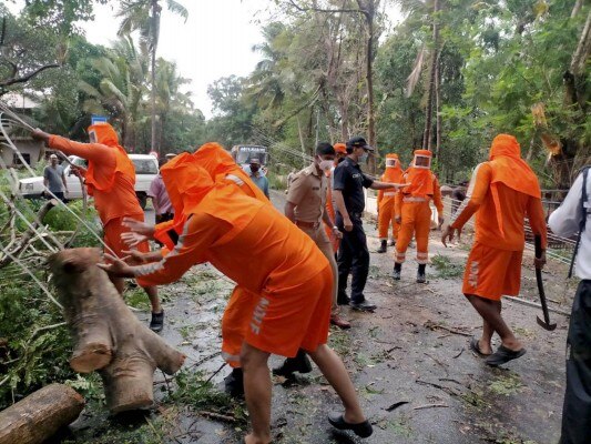 गोवा में रास्ता साफ़ करने में जुटी NDRF की टीम. (फ़ोटो: PTI) गोवा में रास्ता साफ़ करने में जुटी NDRF की टीम. (फ़ोटो: PTI)