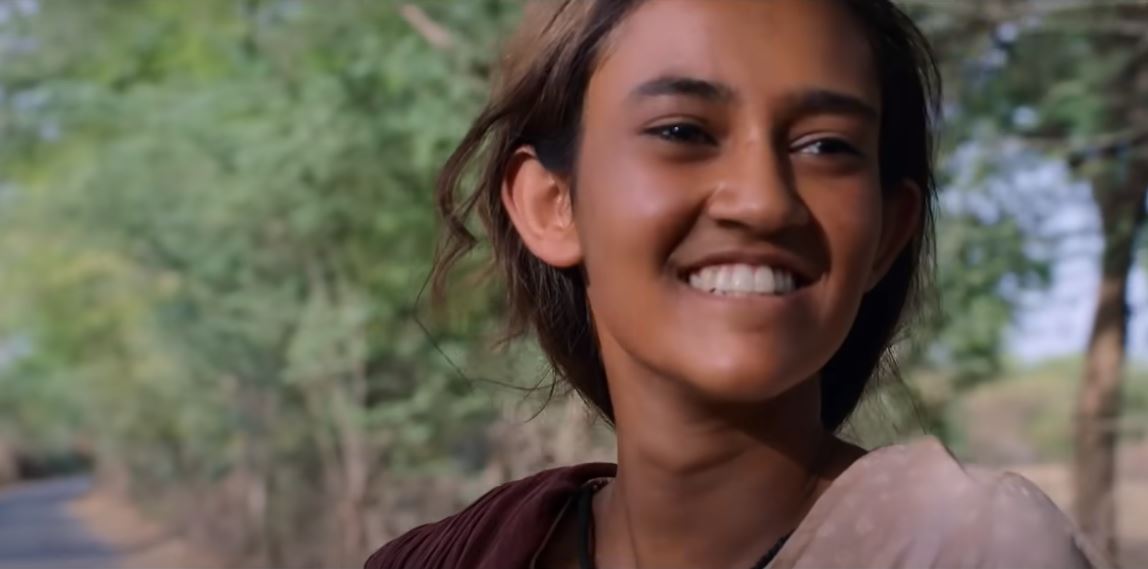 छोटे से गांव की लड़की, जो अपने सपनों को नए पंख देना चाहती है. 1