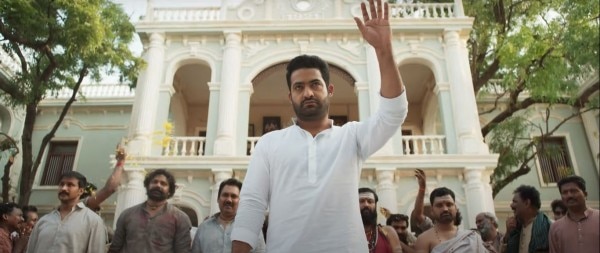 फिल्म 100 करोड़ क्लब में शामिल हुई. 4