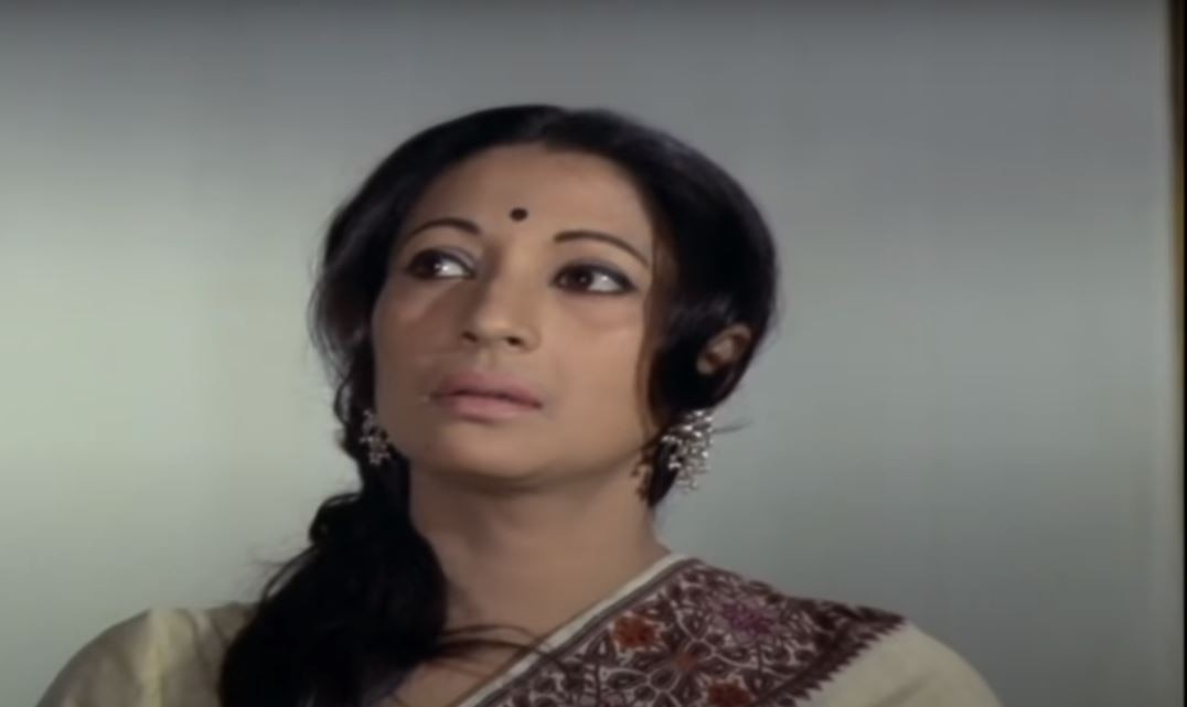 फिल्म में ये सीन बाद में जोड़ा गया, जहां सुचित्रा के किरदार ने इंदिरा को अपना आदर्श बताया. फोटो - यूट्यूब Aandhi Indira Gandhi Aadarsh Scene