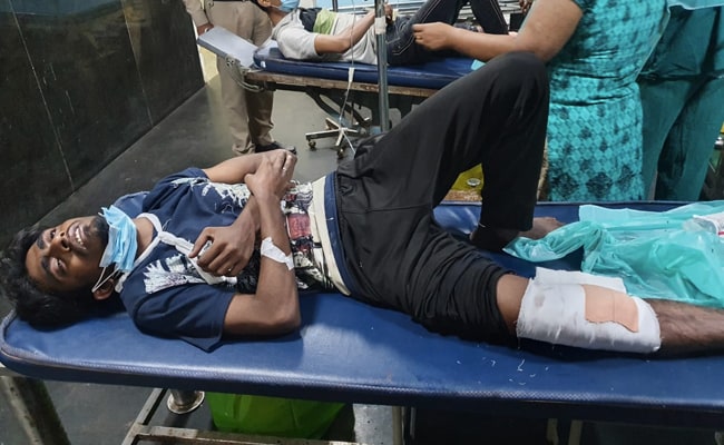 पैर में गोली लगने के बाद घायल एक आरोपी. (फोटो: ट्विटर) पैर में गोली लगने के बाद घायल एक आरोपी. (फोटो: ट्विटर)