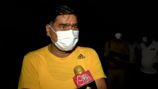 मीडिया के सवालों का जवाब देते अलीगढ़ के सांसद सतीश गौतम. Aligarh2