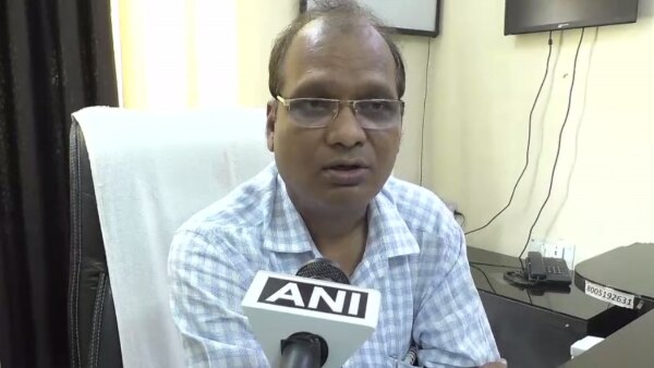समाचार एजेंसी ANI से बात करते अलीगढ़ के सीएमओ. फोटो- आजतक Aligarh3