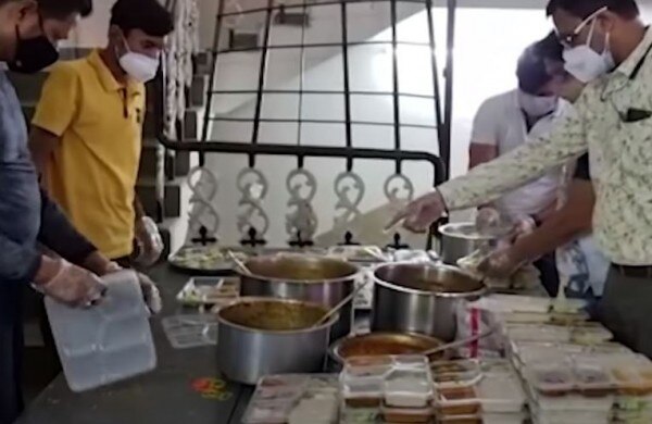 सरकारी अस्पतालों में खाना भी पहुंचा रहे हैं. Balaghat Corona Patients Food