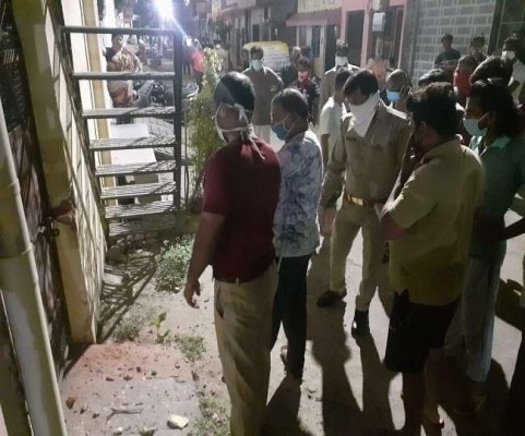 दरवाजा अंदर से बंद होने की वजह से पुलिस को तोड़ना पड़ा. फोटो - आज तक Corona Patients Dead In Lucknow