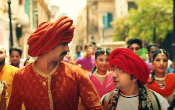 भारत से जुड़े कई स्टीरियोटाइप दिखाए गए हैं इस वीडियो में. (फोटो: यूट्यूब स्क्रीनशॉट) Curry Police 1
