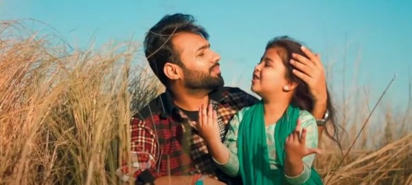 इस मासूम सी बच्ची को शायद ये पता भी न हो कि इससे कैसी पहाड़ सी उम्मीदें लगाई जा रही हैं, वो भी जिनका कोई जस्टिफिकेशन नहीं है. (तस्वीर: यूट्यूब ग्रैब) Dheeyan 1
