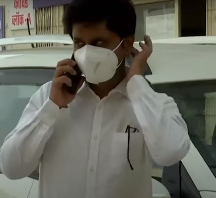 डॉ. राकेश का परिवार कोरोना संक्रमित है. इसके बावजूद वो लगातार ड्यूटी पर हैं. Dr. Rakesh