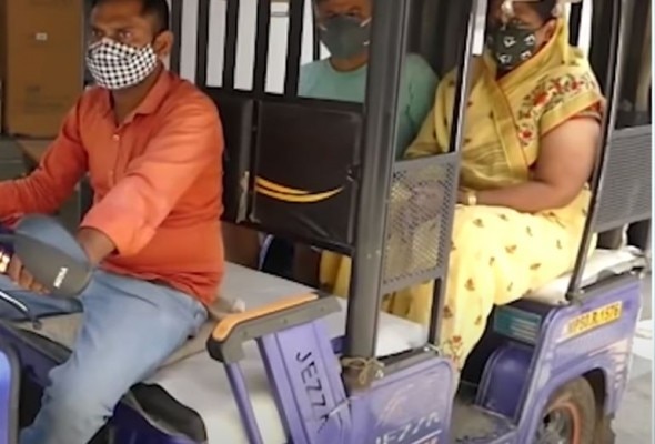 ई रिक्शा चालक जो मरीजों तक राशन और दवाइयां पहुंचा रहे हैं. E Rickshaw