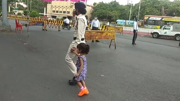 बच्ची के साथ महिला कॉन्स्टेबल दीपिका. Female Frontline Workers